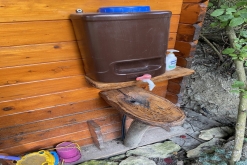 umývání rukou u wc