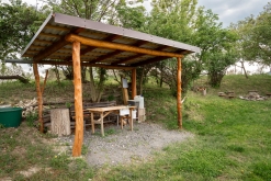 zastřešené posezení u stanů