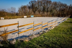 jízdárna 20x40m s křemičitým pískem, geotextilii, skokovým materiálem a drezurními písmeny